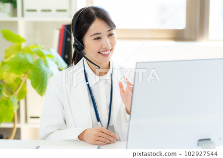 operator in white 102927544