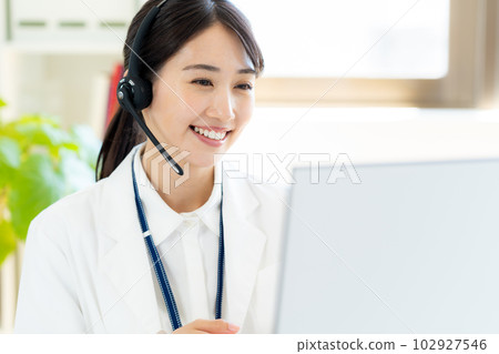 operator in white 102927546