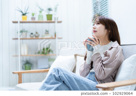 一個女人用一大杯 102929064