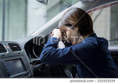 汽車女人擔心肖像 汽車女人擔心肖像 102929594