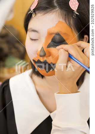 孩子在畫臉 孩子在畫臉 102929926