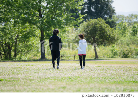 Young couple running in the park 102930873
