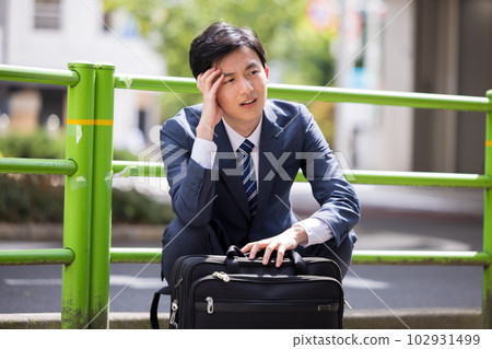 生意人鬱悶坐在路邊 生意人鬱悶坐在路邊 102931499