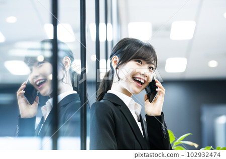 Woman phone smartphone office smile 102932474