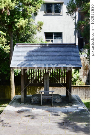 Shinran Shonin's cremation place (Otani main mausoleum (Nishi Otani) enclave / 6 Gojobashi, Higashiyama-ku, Kyoto) Shinran Shonin's cremation place (Otani main mausoleum (Nishi Otani) enclave / 6 Gojobashi, Higashiyama-ku, Kyoto) 102932650