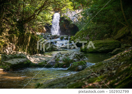 The fresh green scenery of the Dakema Valley and the waterfall where the fresh breeze of early summer shakes the green maple leaves The fresh green scenery of the Dakema Valley and the waterfall where the fresh breeze of early summer shakes the green maple leaves 102932799