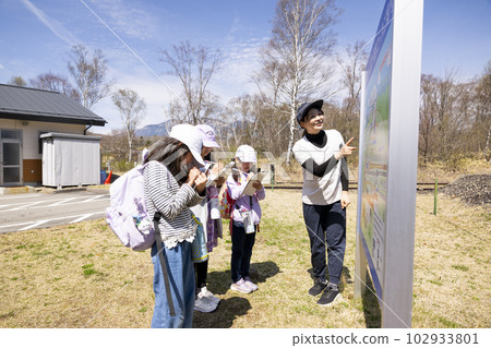 Elementary school field trip 102933801