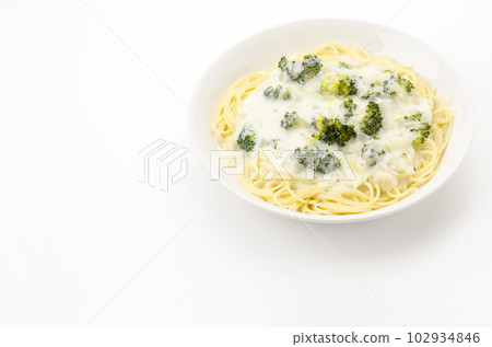 Broccoli cream pasta 102934846