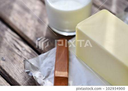 Commercial butter and glass milk Dairy products 102934900