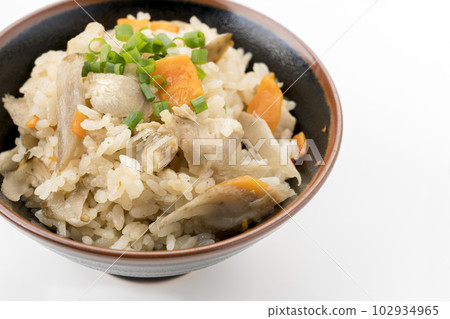 雞肉和牛蒡煮熟的米飯 雞肉和牛蒡煮熟的米飯 102934965