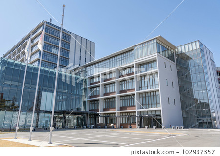 山口縣下關市下關市政廳新政府大樓在晴朗的天氣 102937357