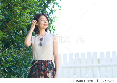 享受假期的年輕女子 享受假期的年輕女子 102938028
