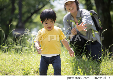 For leisure and outings for parents and children, while walking in the park or trekking and experiencing nature. For leisure and outings for parents and children, while walking in the park or trekking and experiencing nature. 102940103