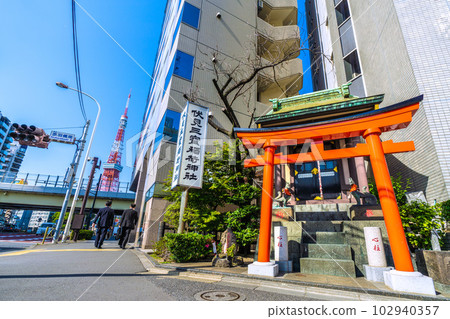 日本的東京城市景觀連續仲夏日......伏見三寶稻荷神社和赤羽橋前的東京鐵塔= 18日 102940357