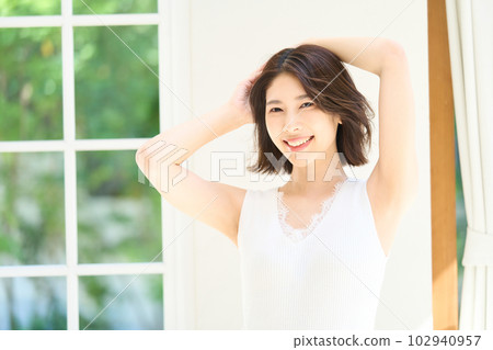 站在客廳裡的年輕女人 102940957