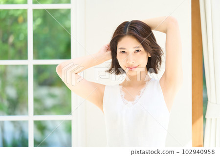 站在客廳裡的年輕女人 102940958