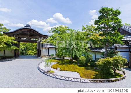 Summer in Kyoto Saga-Arashiyama Nison-in with lush greenery Summer in Kyoto Saga-Arashiyama Nison-in with lush greenery 102941208