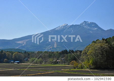 從國道 18 號線眺望春天的妙高山 102941590