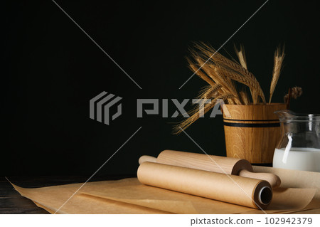 Concept of accessories for cooking and baking - baking paper 102942379
