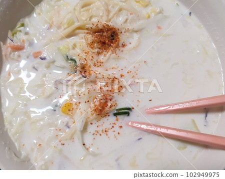 用白菜和熱水吃意大利面沙拉。 用白菜和熱水吃意大利面沙拉。 102949975