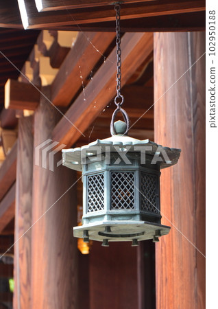 Bronze Hanging Lantern (Hino Tanjoin, Main Hall / Hino Nishidaicho, Fushimi Ward, Kyoto City) Bronze Hanging Lantern (Hino Tanjoin, Main Hall / Hino Nishidaicho, Fushimi Ward, Kyoto City) 102950188
