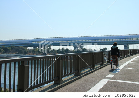 橋上的潮風橋(兵庫縣蘆屋市)和騎自行車的人 橋上的潮風橋(兵庫縣蘆屋市)和騎自行車的人 102950622