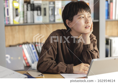 一位擔心創造材料的年輕女商人 102954614