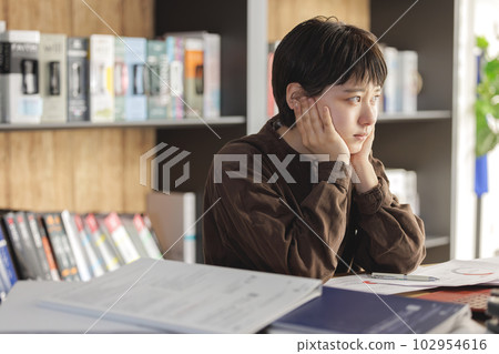 一位擔心創造材料的年輕女商人 102954616