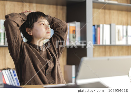 一位擔心創造材料的年輕女商人 一位擔心創造材料的年輕女商人 102954618