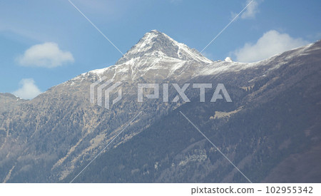 從前往巴塞爾的火車內看到的瑞士山峰 Pizzo di Claro 從前往巴塞爾的火車內看到的瑞士山峰 Pizzo di Claro 102955342