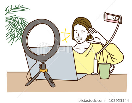 年輕女性在筆記本電腦上播放視頻 年輕女性在筆記本電腦上播放視頻 102955344