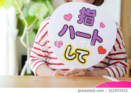 Hand photo of a woman making concert goods 102955432