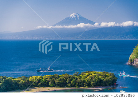 (Shizuoka Prefecture) With Mt. Fuji in the background, a fishing fleet leaves Heda Port for deep-sea fishing. (Shizuoka Prefecture) With Mt. Fuji in the background, a fishing fleet leaves Heda Port for deep-sea fishing. 102955886