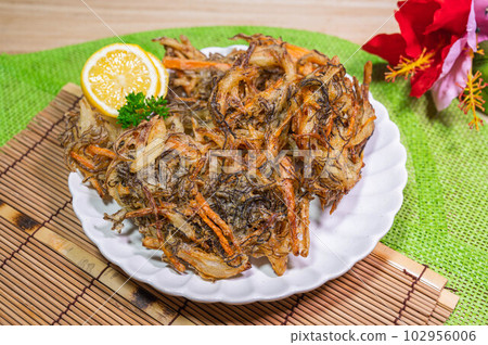 Okinawan Cuisine Mozuku Tempura 102956006