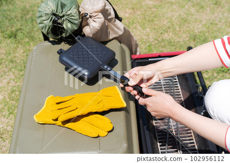 準備休閒用品的人手寫真 102956112