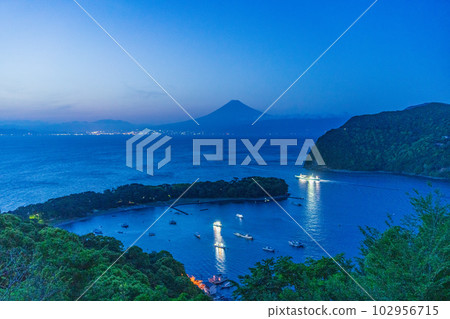 (Shizuoka Prefecture) After the sun sets, a fleet of Toda fishing boats head for deep-sea fishing with Mt. Fuji in the background. (Shizuoka Prefecture) After the sun sets, a fleet of Toda fishing boats head for deep-sea fishing with Mt. Fuji in the background. 102956715
