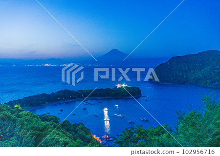 (Shizuoka Prefecture) After the sun sets, a fleet of Toda fishing boats head for deep-sea fishing with Mt. Fuji in the background. 102956716