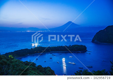 （靜岡縣）夕陽西下後，戶田漁船以富士山為背景前往深海捕魚。 102956719