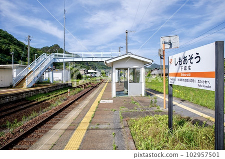 Platform of Shimo-Aso Station on the Takayama Main Line 102957501