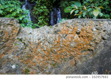 橘紅色痕跡的破碎水泥岩石 橘紅色痕跡的破碎水泥岩石 102957681