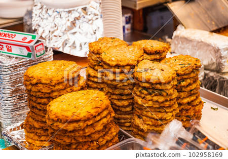 Seoul Gwangjang Market pancake stall 102958169