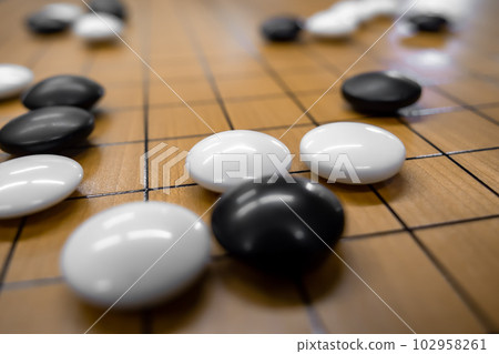 在近距離的比賽中走石頭和棋盤 102958261