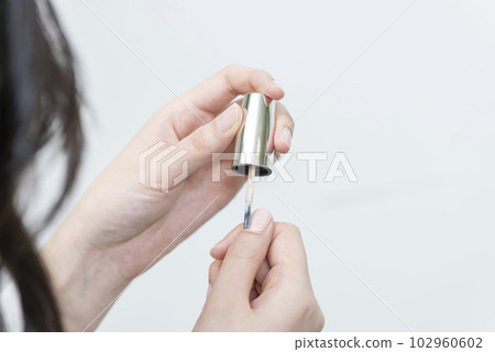 應用修指甲 1 的女人的手 102960602