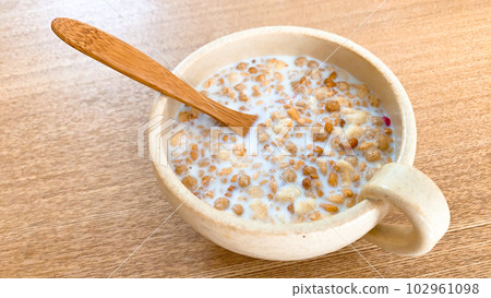 早餐麥片加牛奶 102961098