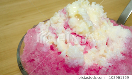 Summer tradition Strawberry-flavored shaved ice 102961569