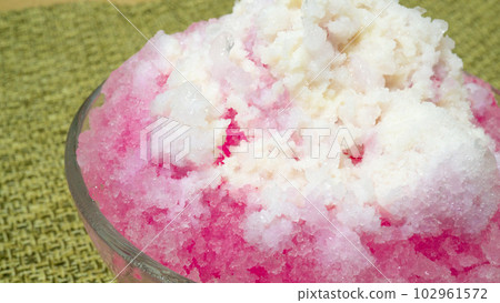 Summer tradition Strawberry-flavored shaved ice Summer tradition Strawberry-flavored shaved ice 102961572
