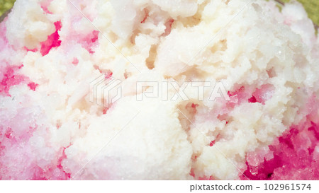 Summer tradition Strawberry-flavored shaved ice 102961574