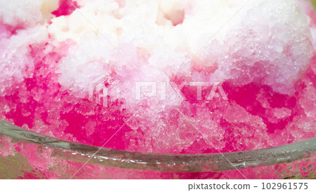 Summer tradition Strawberry-flavored shaved ice 102961575