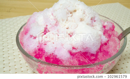 Summer tradition Strawberry-flavored shaved ice Summer tradition Strawberry-flavored shaved ice 102961579