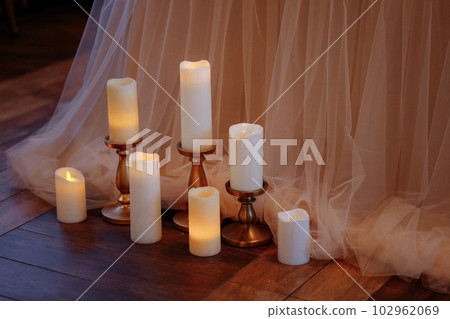 Candles and flowers as decorations in the evening. 102962069